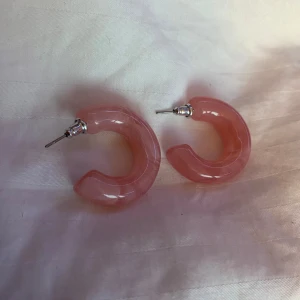 Örhängen  - Helt oanvända rosa marmor örhängen! Ganska lätta så tynger inte ner öronen. 