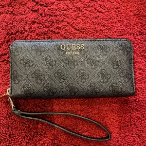 Guess Plånbok - Helt ny Guess plånbok i grå. Lådan finns kvar.