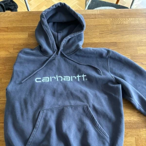 Mörkblå hoodie Carhartt - Storlek M, 