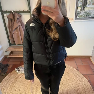 North face puffer jacket - En superfin north face jacka i bra skick. Väldigt varm som passar bra på vintern. Säljer den eftersom den inte längre används.