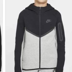 Nike tech överdel, bara testad en gång. Säljer pga inte riktigt min stil❤️köpt ca 1100kr säljer för 600💕