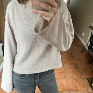 Tröja  - Jättefin tröja från H&M, färgen visas på första bilden! Säljer den för jag använder inte den så ofta. Storleken är Xs men den är lite oversized så lite mer som en S  skulle jag säga.