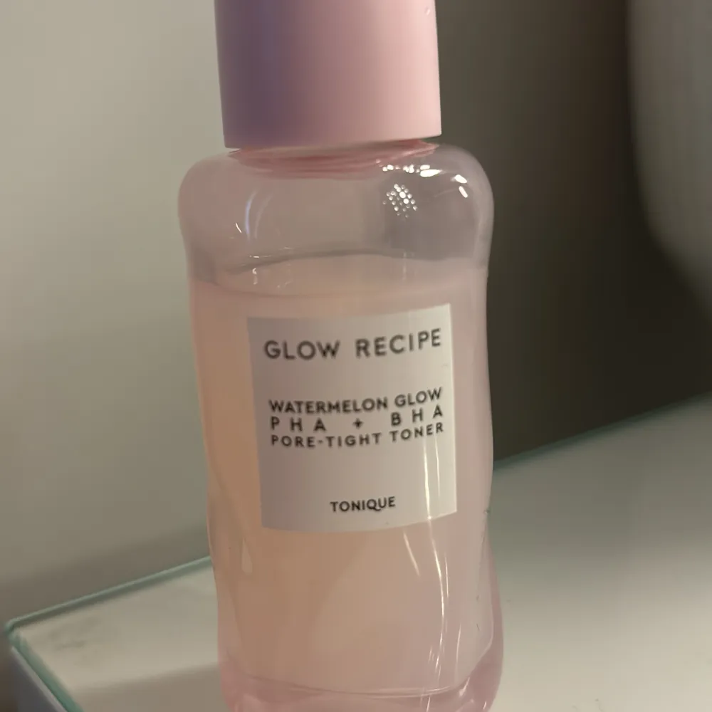 Glow recipes mini toner, rymmer 40 ml. Men har ungefär 85% kvar! Pris går självklart att diskutera. Säljer därför att jag inte använder den längre 💓. Skönhet.