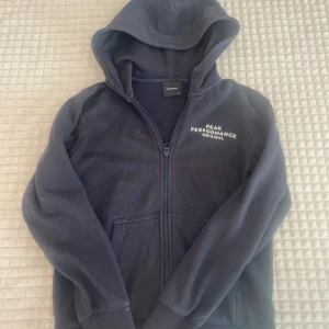 Peak Performance - En fin zip up, har använts länge därav priset. Köpte den för 900 kr ungefär och säljer den för 300. Den har en liten defekt som man kan se på bild 3.