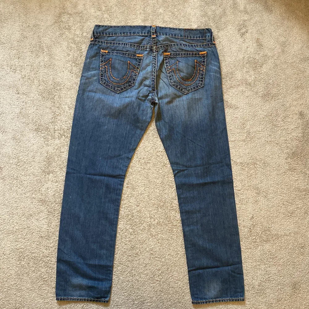 Midjemått rakt över 52cm, innerbenslängd 84cm,ytterbenslängd 113cm, benöppning 21cm, några trasiga trådar och lappen är borta.. Jeans & Byxor.