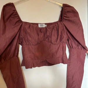 Tröja - Säljer denna tröjan i en lila/rosa färg 🎨 den har en liten fläck men inget som man tänker på  