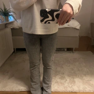 Gråa jeans  - Säljer dessa gråa jeansen från Zara, skulle beskriva dom som mid waist, lite bootcut och så har dom en liten slits längst ner. Jätte bekväma och passar till allt, storlek 34 men skulle beskriva dom att passa 34/32🩷innerbenslängd: 77 Midjemått: ca 65