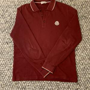 Moncler piké vinröd  Size M fits S Skick 9/10 Dm vid minsta lilla fundering eller fråga