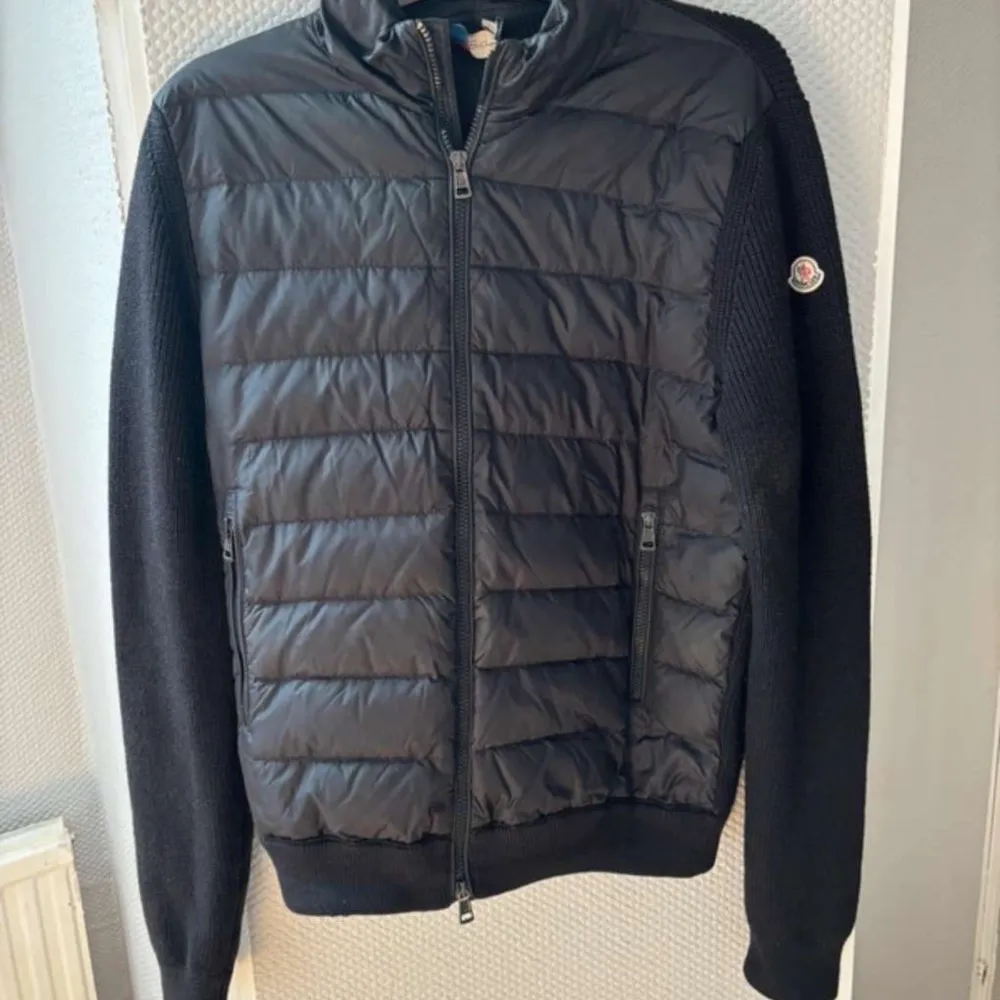 En Moncler cardigan perfekt nu till Sveriges väder🤩| Jackan har slitits upp lite vid ärmen men inget man tänker på! | Nypris: 11,000-: | Mitt pris är endast 2999kr. Jackan är äkta men inget og medföljer! 🙏🏼. Jackor.