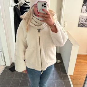 Mysig, varm Teddy jacka - Helt sprillans ny, väldigt varm och snygg. Kräm vit. Säljer pga retur tiden gått ut och ville ha i en annan färg. 