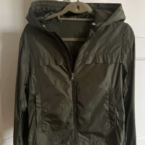 Moncler jacka - Helt oanvänd Passar XS till S Skriv för fler bilder  Verifierings nummer finns