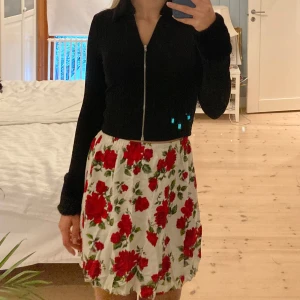 Svart tröja med fluff - Säljer denna jättefina svarta tröjan från H&M. Sparsamt använd och i gott skick. Säljer även samma modell i blått.🌺
