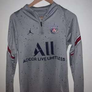 Psg tröja.  - Hej, nu säljer vi den här psg tränings tröjan i toppen skick och för endast 299kr. Tröjan är i storlek xs men passar även S. 