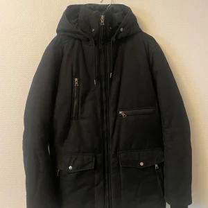 J lindeberg jacka - Säljer en J.lindeberg parka jacka, perfekt nu till vintern Den är i väldigt bra skick Storlek xl Skriv om du har funderingar! 
