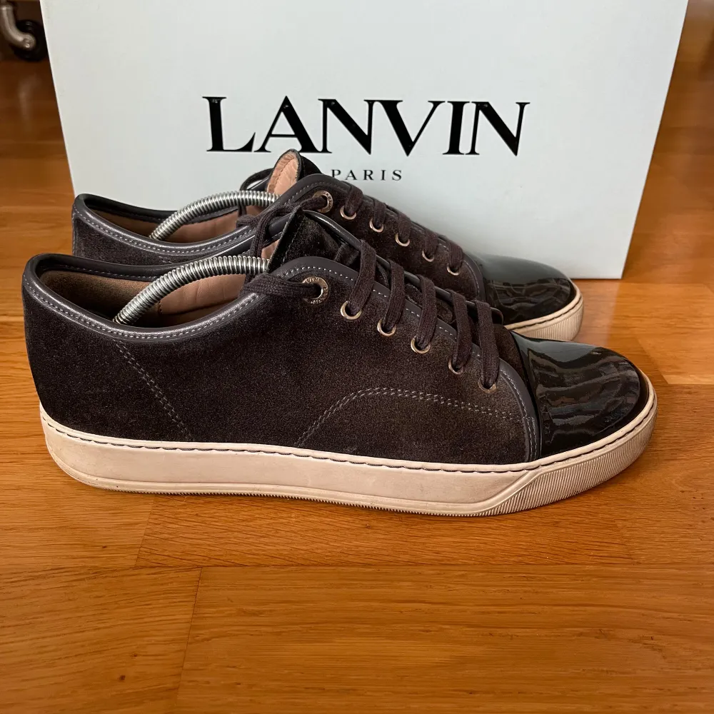 Lanvin skor i bra skick. Färgen är elefant grå. Box, påsar, nya skosnören och kvitto ingår. Kan fraktas samma dag. Hör av dig vid funderingar!. Skor.