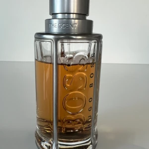 Hugo Boss The Scent EDT for him - Toppnot: ingefära Hjärtnot: Maninka-frukt Bottennot: Läder 100ml, Butikpris: 704-1469kr Cirka 80-85% kvar 