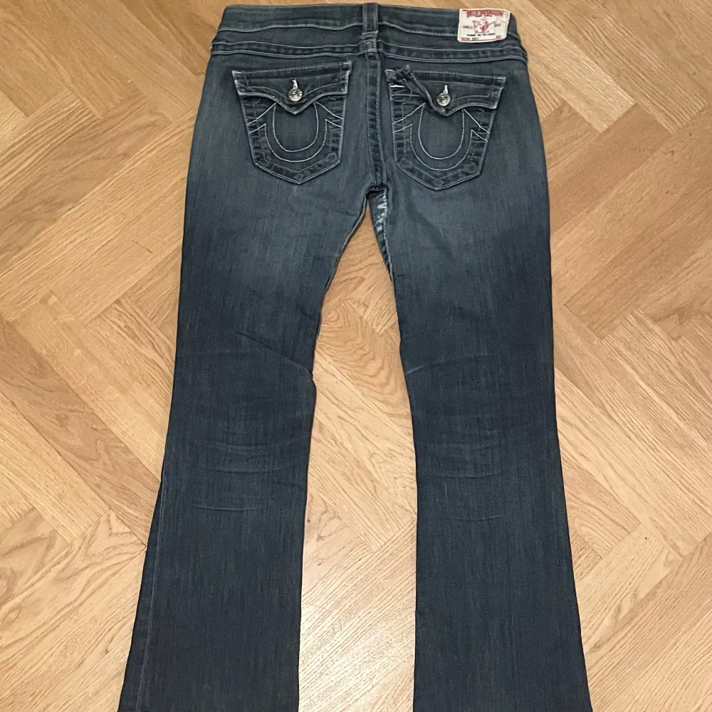 Riktigt snygga vintage True Religion som är en aning Bootcut. Supermjuka och lite slitna längst ner, som de ska vara! Mått Midja ca. 40cm Inre benlängd ca. 72cm Yttre benlängd ca. 97cm Vidd nedtill ca. 22cm. Jeans & Byxor.