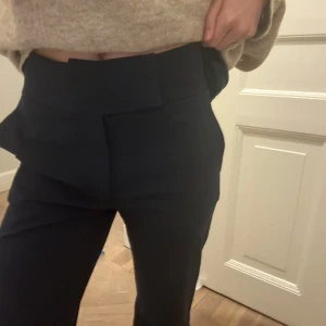 Djerf Avenue byxor - Byxor från Djerf Avenue i modellen ”Day to Night Pants”. Mörkblåa i storlek XS. Endast använda ett fåtal gånger - som nya!