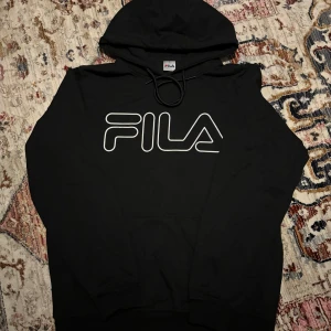 Fila hoodie - Säljer denna oanvända Fila hoodie. Den är superbekväm och perfekt för både chill och vardag. Funkar för alla åldrar!! ⚡️skriv för intresse