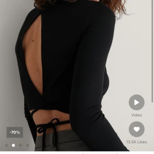 Topp med knytning och öppen rygg - Aldrig använd topp med knytning och öppen rygg. Perfekt till fest! Slutsåld på hemsidan