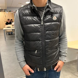 Moncler gui väst - Moncler gui väst strl 3 i topp skick. Äkta. Grabben på bilden är 185