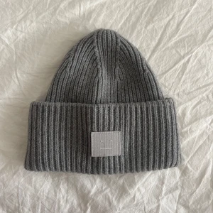 Acne mössa  - Grå acne mössa, använd fåtal gånger. 