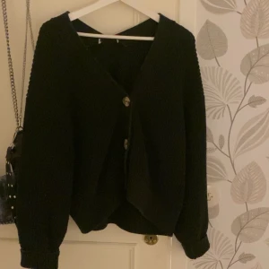 Stickad kofta  - Jättesöt kofta från hm som inte kommer till användning🤍 ganska stor i str så skulle säga att den är i M🤍