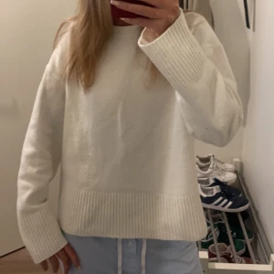 Vit stickad tröja  - Säljer min fina stickade tröja från other stories💕