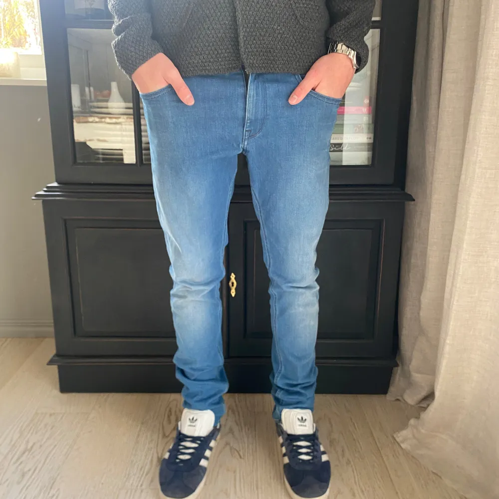 Ett par mycket feta jeans från märket Replay i storlek 28/30! Jeansen är i mycket bra skick utan några större defekter! Skick: 9/10! Nypris: 1200kr! Mitt pris: 499kr!. Jeans & Byxor.