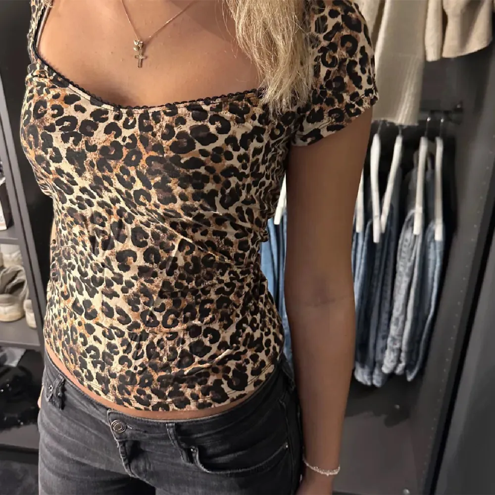 Säljer denna leopard topp från Nelly i storlek xs. Den har blivit väl omhändertagen och är endast använd 3 gg. Toppar.