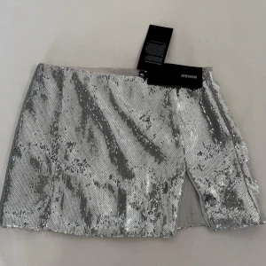 Glittrig kjol - Silver glittrig mini kjol från Weekday. Aldrig använd och lapparna är kvar! 