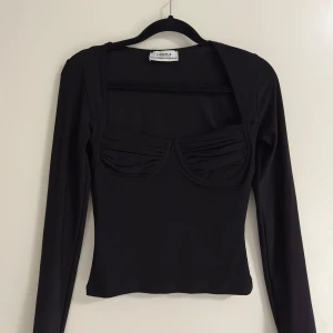Festlig långärmad topp - Söt top från Chiquelle. Använd endast 1-2 gånger. ”Kuporna” är tyvärr lite för små för mig. Skulle säga att toppen passar bäst om man har A-kupa, men skulle också kunna funka på B-kupa