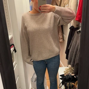 & Other stories  - Super fin stickad från Other stories i beige ,fint skick nypris 990❤️
