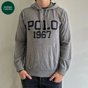 Hoodie Polo Ralph Lauren - Hoodie från Polo Ralph Lauren | Storlek: S/M - Skicket på huvtröjan är väldigt bra utan defekter - Vårat pris: 649kr - Nypris: 1,899kr - Modellen är 185cm och väger 79kg. 