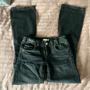 Low waist bootcut jeans ❤️ - Säljer nu mina low waist bootcut jeans från Gina Young då dem inte kommer till så stor användning längre ❤️ storlek 158 ❤️ skriv gärna om ni har några frågor eller funderingar ❤️