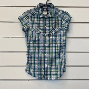 G-Star Skjorta Office Siren - Snygg skjorta för tjejer med rutigt mönster i blå färg. Ifrån G-Star  I bra skick med inga defekter  Storlek XS men passar som en Small  Skriv ifall du har några fler frågor!