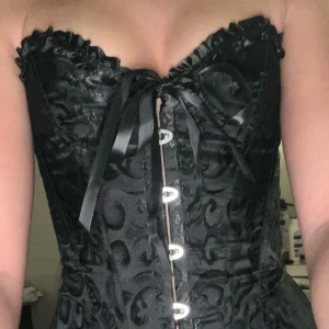 Säljer en svart korsett topp från Toplady - Säljer denna svarta korsett topp från Toplady i nyskick i storlek S
