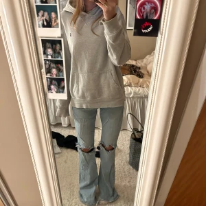 Blå bootcut jeans  - Blå bootcut jeans från mango med slitningar 