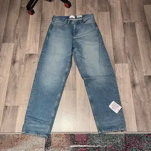 Helt nya jeans från ASOS med tag fortfarande på. W30 L32. Pm vid intresse eller frågor.