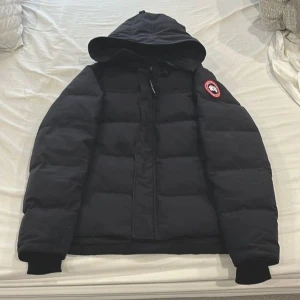 Canda goose McMillan jacka - Vill sälja min canda goose jacka hundra procent äkta clean jacka, fräsch inga skador finns rotur 