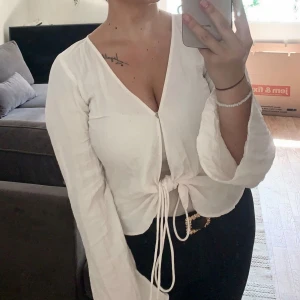 Blus kofta creme - Blus kofta i creme färg från h&m  sälja utan snören då de var ivägen  Storlek M