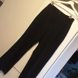 Ny kostymbyxa, Asos - Säljer ett par helt nya kostymbyxor från Asos. Hög midja, vida, längre ben, Lappen sitter kvar. Endast provade.Storlek 40. Nypris 300 kr. Säljer för 100 kr.
 