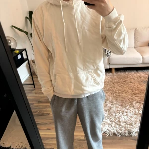 Vit hoodie  - Vanlij vit hoodie ifrån Carling  Jätte bra skick! Nypris 599