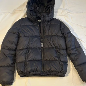 H&M jacka  - H&M jacka i storlek 170 i bra skick, varm till vintern, säljer pga av att den ej används längre. 