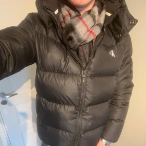 Dunjacka Calvin Klein - Nu säljer jag min fina dunjacka i storlek M. Fint skick och avtagbar luva. En perfekt jacka för kalla dagar och håller värmen tett. Premium kvalité i svart. Kontakta mig vid frågor, ny kostar 2500kr!
