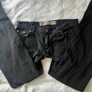 lågmidjade svarta byxor - snygga lågmidjade svarta byxor av denim! säljer pga för stora för mig<3 