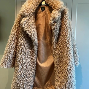 Fluffig jacka - I fint skick Fuskpäls Har ej knappar framtill 😊