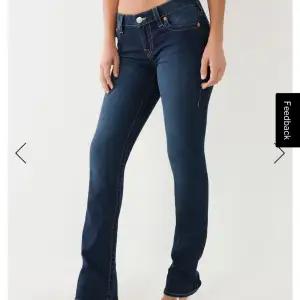 Helt nya jättesnygga True Religion jeans i modellen Billie mid rise straight. Aldrig använda, endast provade men har ej lappen kvar. Nypris var 1300kr. Pris kan diskuteras. (Bilderna är från hemsidan).