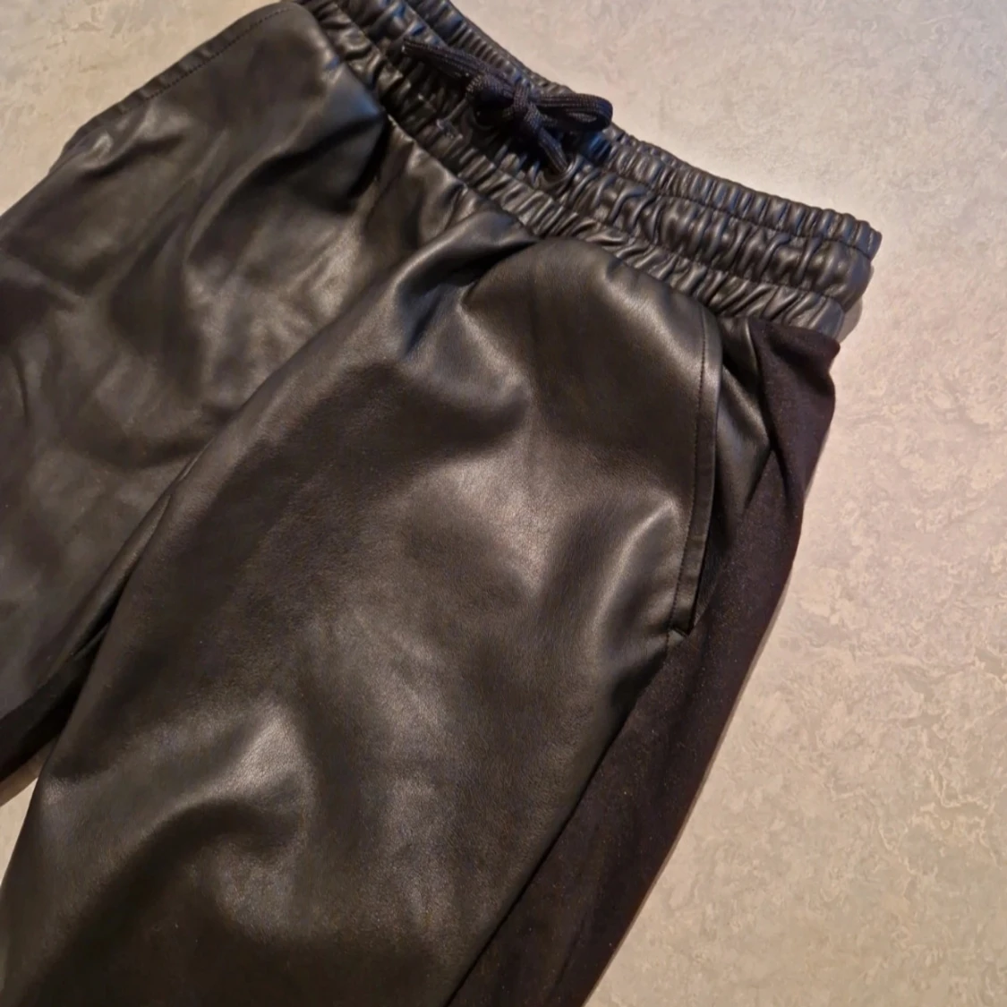 Lindex svarta lack/byxor - 90