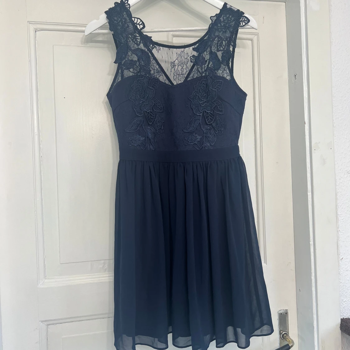 Mörkblå spetsklänning - 90